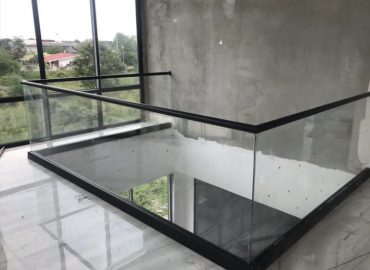 جان پناه شیشه ای