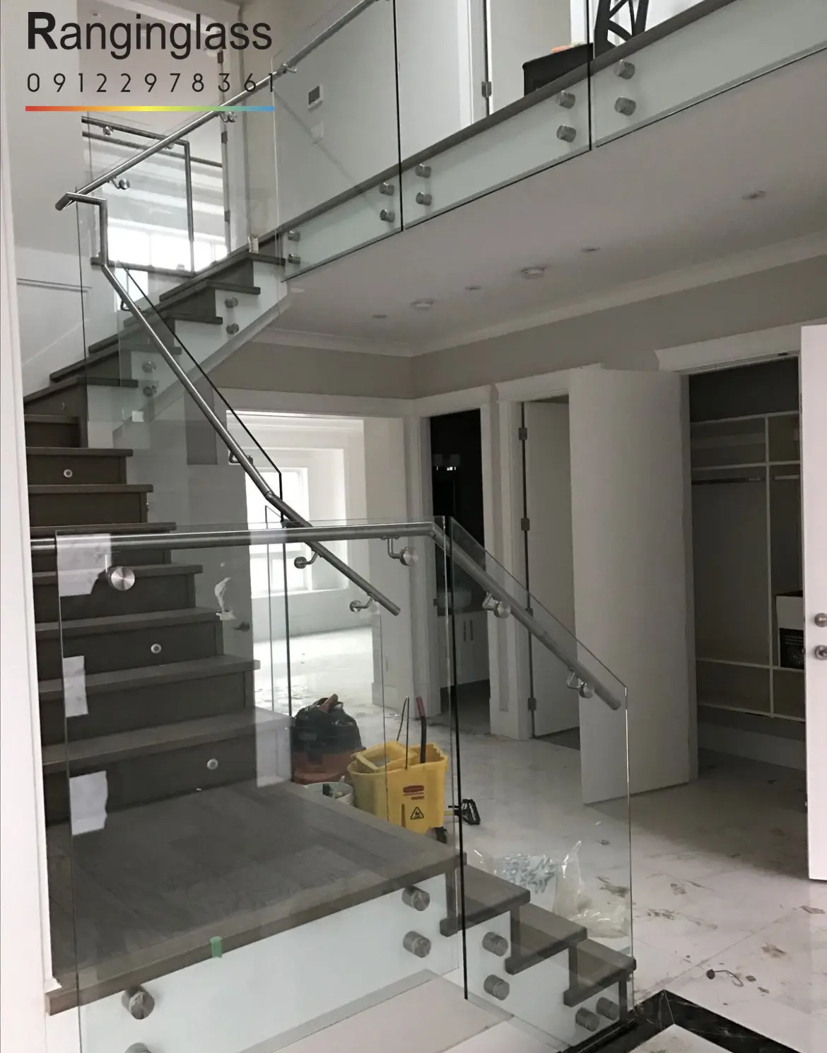 هندریل شیشه ای در فضاهای تجاری