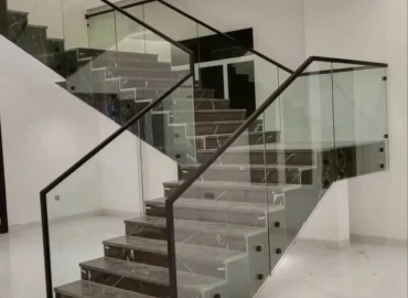 نرده شیشه ای با ابزار مشکی