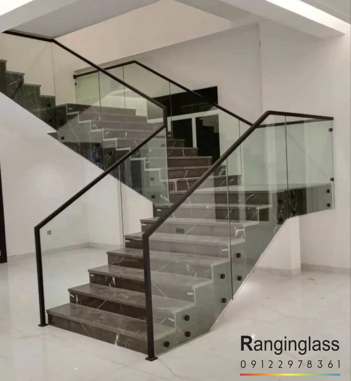 نرده شیشه ای با ابزار مشکی