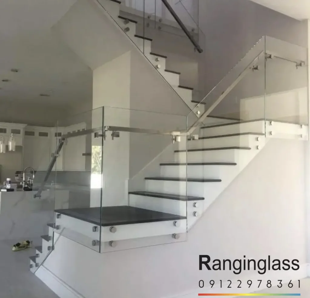 هندریل شیشه ای در خانه مدرن