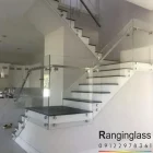 هندریل شیشه ای در خانه مدرن