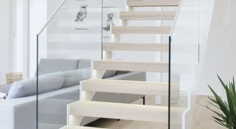 نرده شیشه ای با پله چوبی