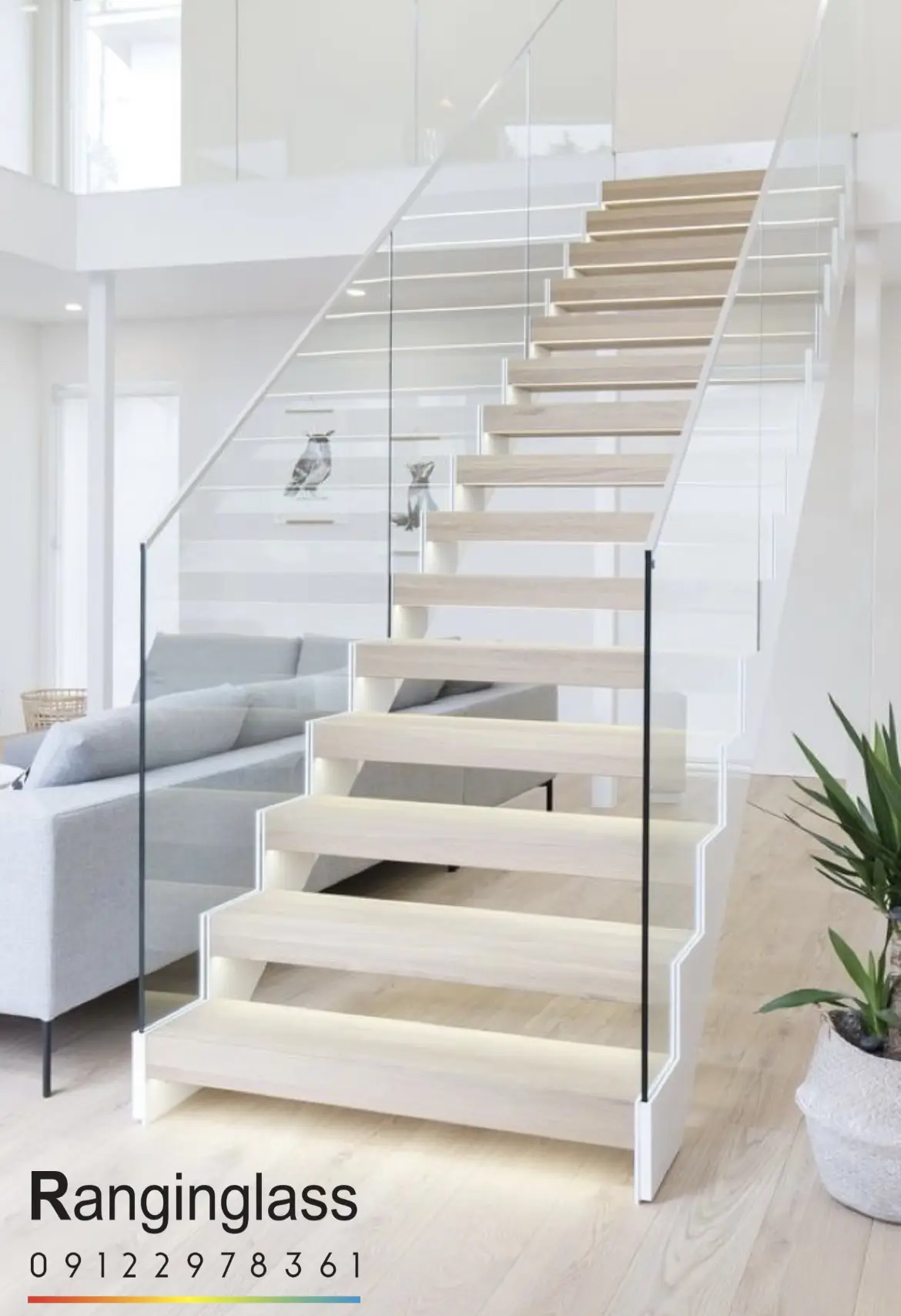 نرده شیشه ای با پله چوبی