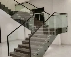 نرده شیشه ای با ابزار مشکی
